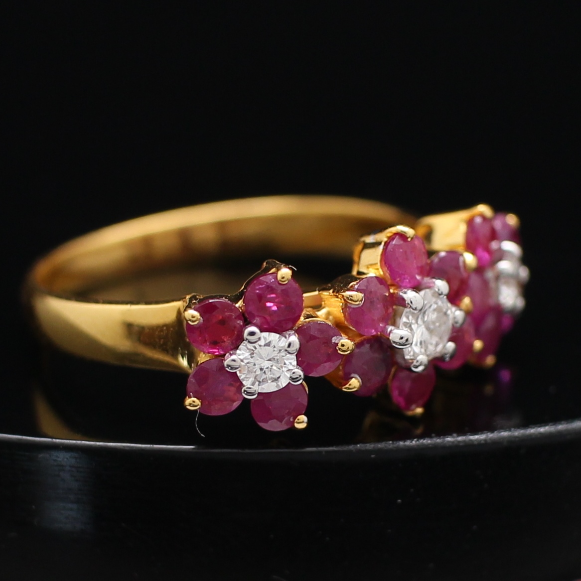 RG250106 แหวนทับทิมดอกไม้ฝังเพชรเพชรแท้ 1 เม็ด 0.15 กะรัต และ 2 เม็ด 0.16 กะรัต ทองแท้ 90% นน.รวม 4.2 กรัม ขนาดแหวน 59