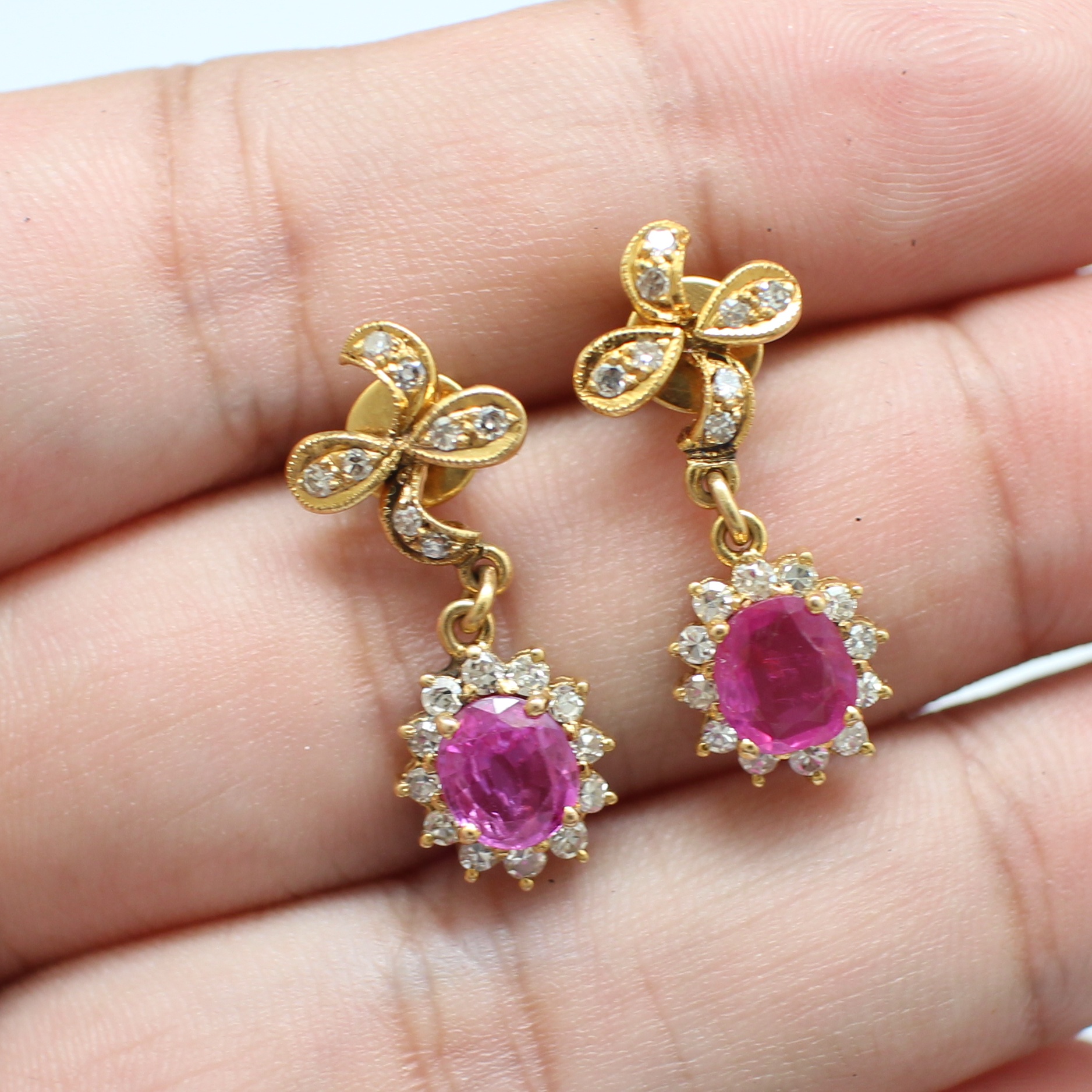 ER25332 ต่างหูตุ้งติ้งพิ้งค์แซฟไฟซ์ล้อทเพชร ทองแท้ 18k นน.รวม 4.4 กรัม