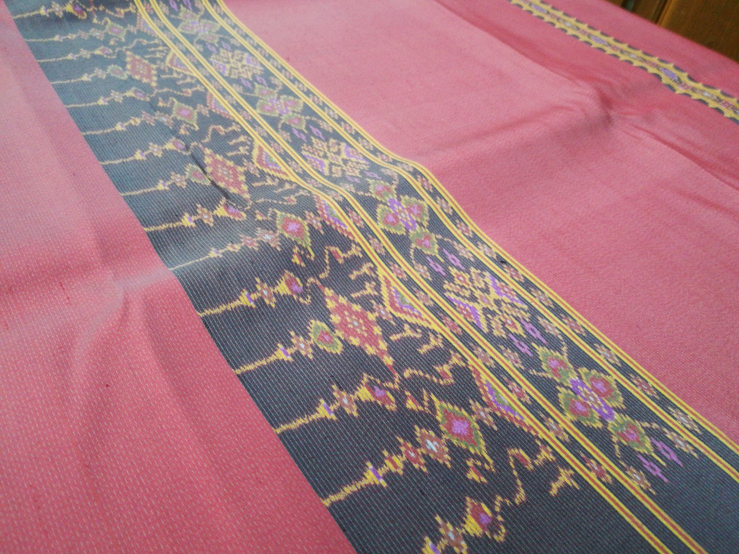 ผ้าซิ่น+ซิ่น ผ้าไหม ลูกแก้ว มัดหมี่ 3ตะกอ สำหรับนุ่งโจงกระเบน ขนาด 1x4เมตร เหมาะสำหรับนุ่งโจงกระเบน สอดเครือหางกระรอก พื้นสีชมพูเทา รหัส 4L9A-NY0130662