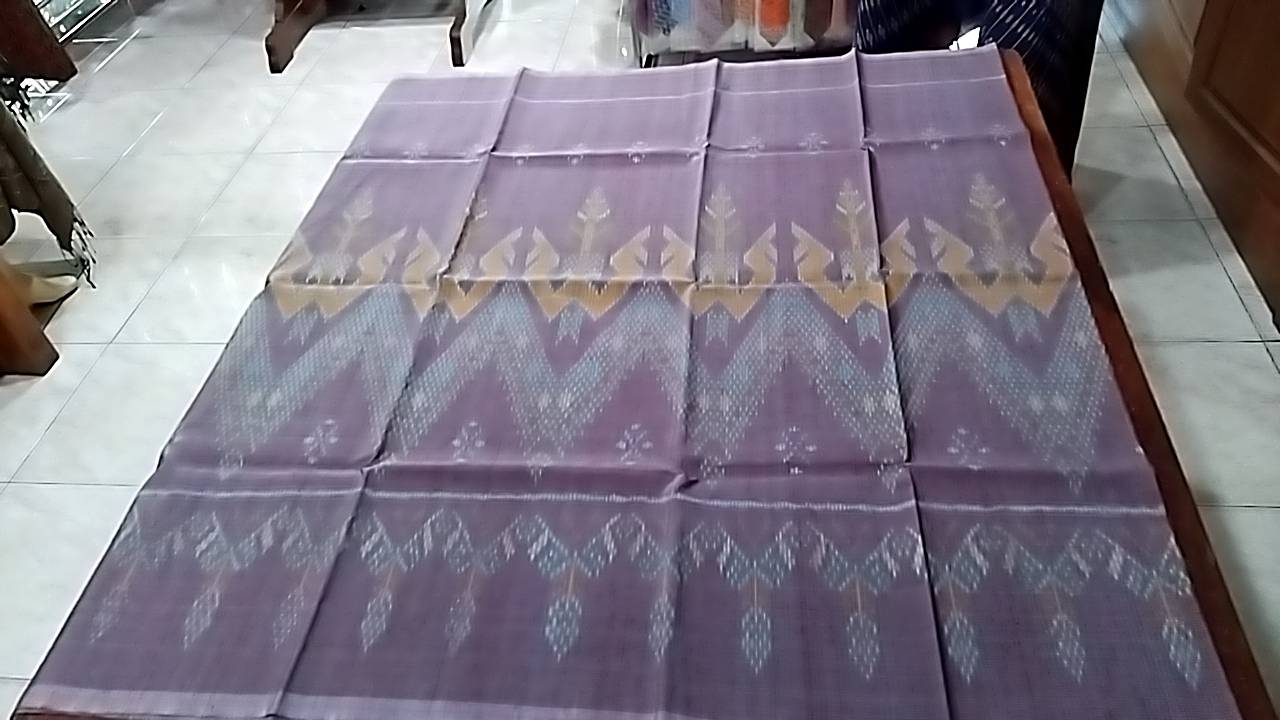 ซิ่น ผ้าไหมมัดหมี่ ผ้ากาบบัว เนื้อไหมบ้าน 3ตะกอ ขนาด 1x2เมตร ลายนาคชูสน โทนสีม่วงชมพู รหัส R2Q-NY-1031670