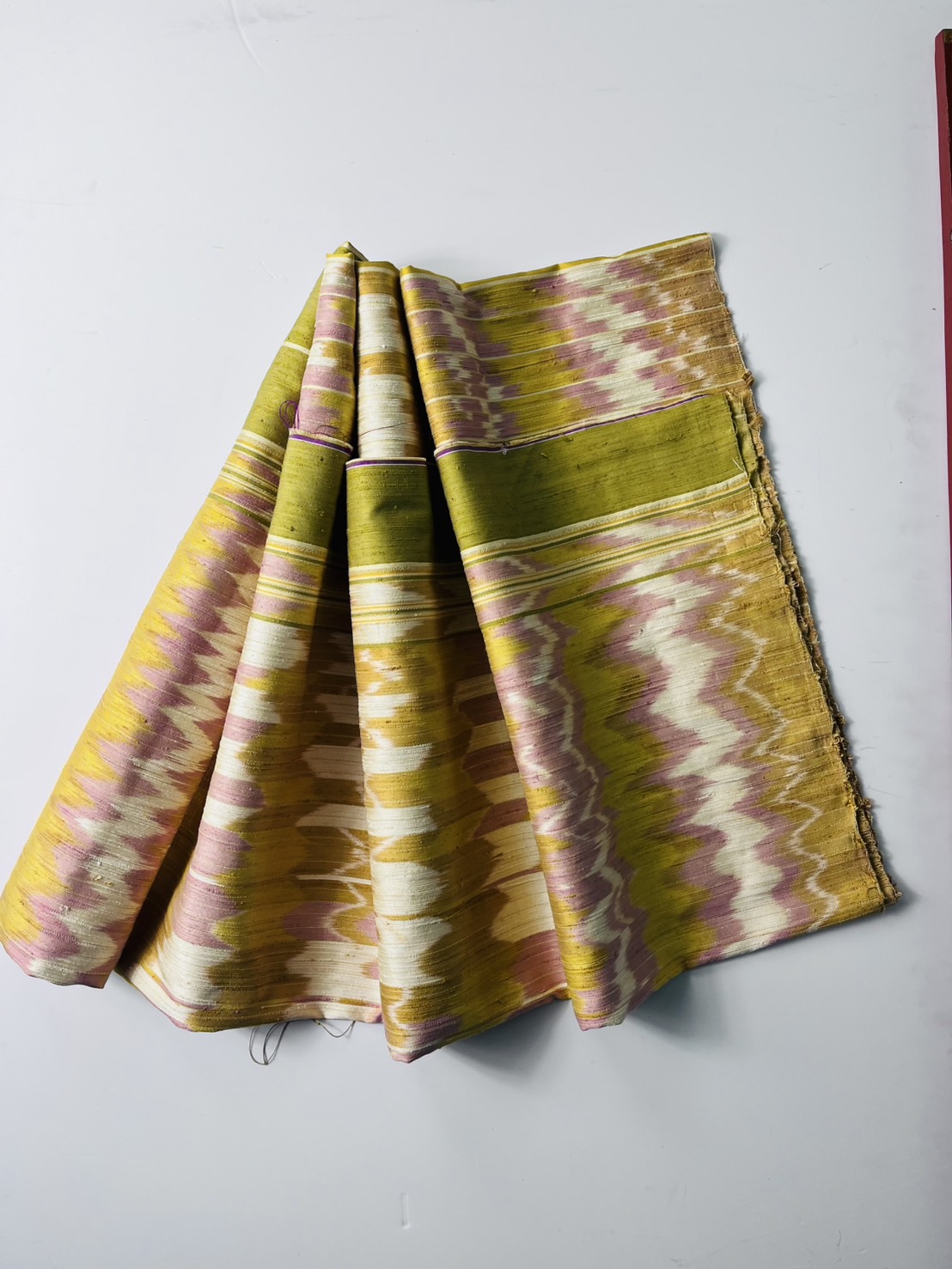 ผ้าไหมลายพิเศษ มัดหมี่เนื้อหนา ไหมแท้ สีธรรมชาติ ลายโมเดิร์นโฮล สีเขียวอมเหลืองแทรกชมพูครีม เลือกตามขนาด รหัส MMFZ-131