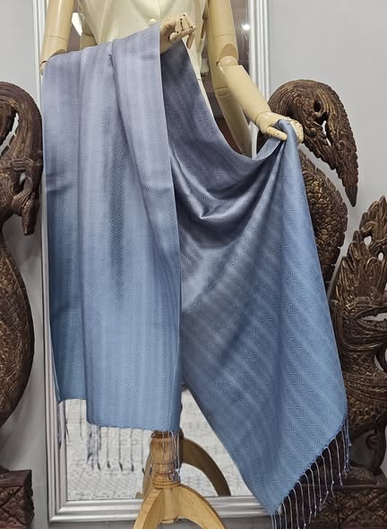 ผ้าคลุมไหล่ไหม ยกดอกลีลาวดี ไล่เฉดสี ขนาด 65x200ซม. สีเทา-สีเทอร์ควอยซ์ รหัส ZYE-TT-1023682
