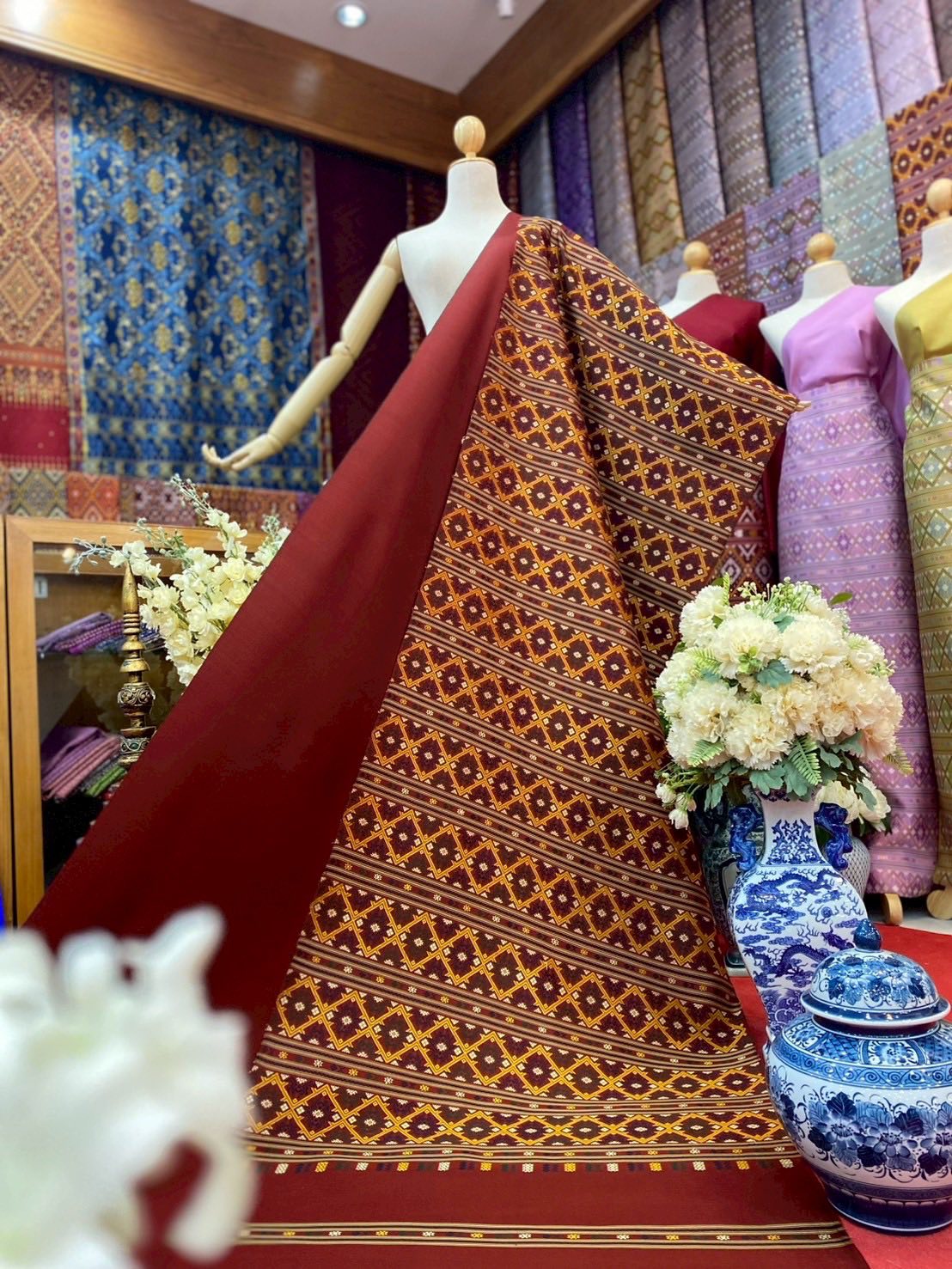 (ผ้าชุด)ไหมแพรวา ตัดชุดลายจกเกาะหน้าพิเศษ ขนาด 73x500ซม (ลาย 2.3เมตร+สีพื้น 2.7เมตร) พื้นสีแดงเลือดหมู รหัส P10-BM-1003684