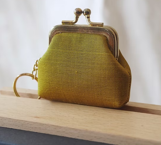 กระเป๋าสตางค์ ใส่เหรียญ ขนาด 7x7x2.5cm. สีเขียวอมเหลือง GL-CT-103475