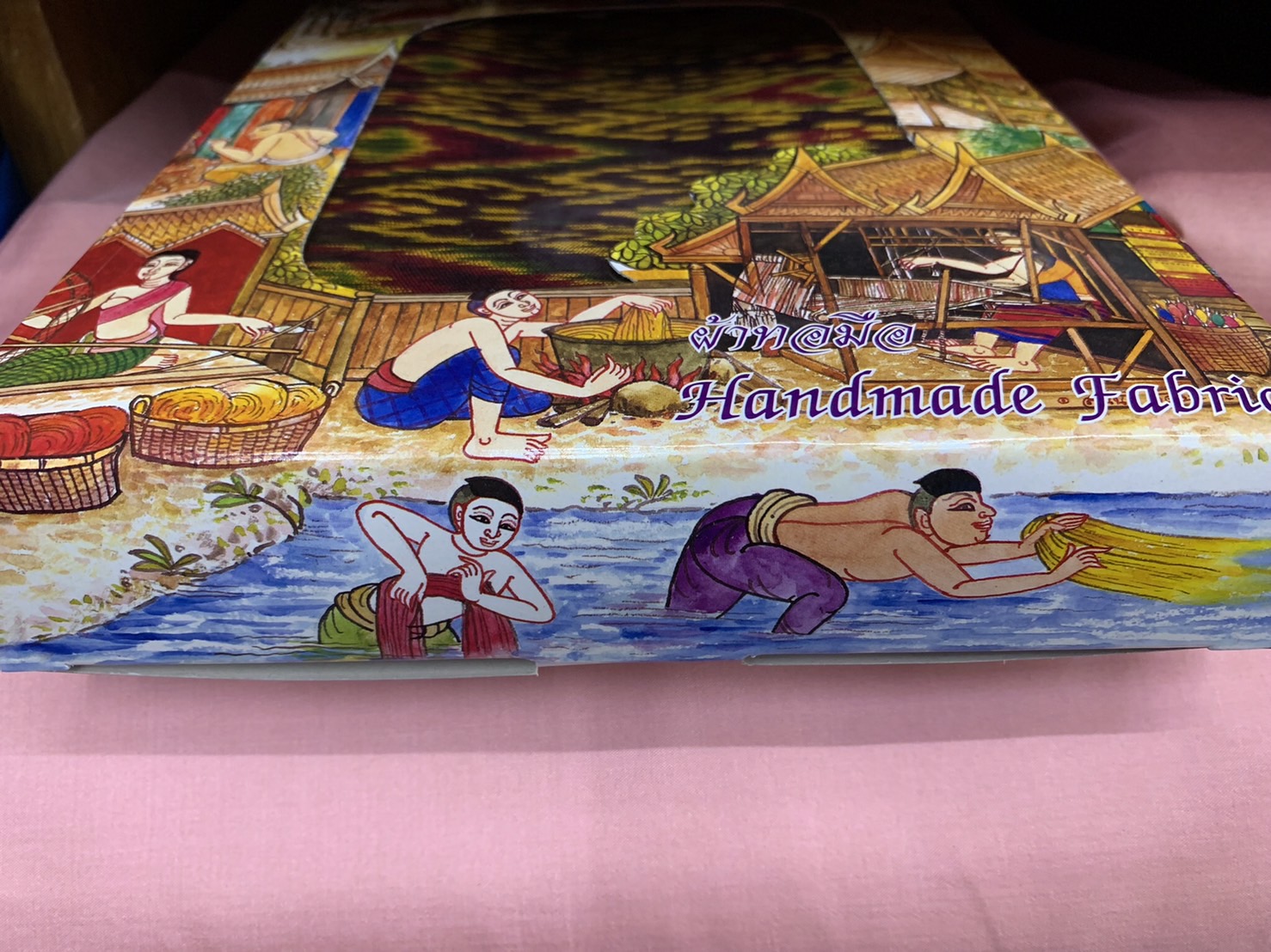 กล่องใส่ผ้าไหม กล่องลายวิถีไทย ขนาด 29x21.5x4.5cm เหมาะสำหรับใส่ผ้าไหมผืนยาว2-8หลา หน้ากล่องใสโชว์ลายผ้า รหัส BX-004