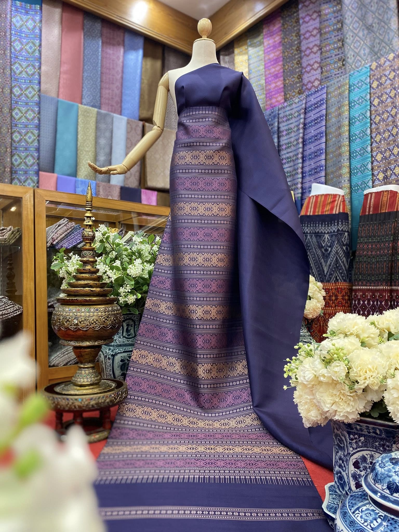 (ผ้าชุด)ไหมแพรวา ตัดชุดลายล่วงสามสี ขนาด 63x500ซม (ลาย 2.3เมตร+สีพื้น 2.7เมตร) สีน้ำเงิน รหัส P10-BM-09056810