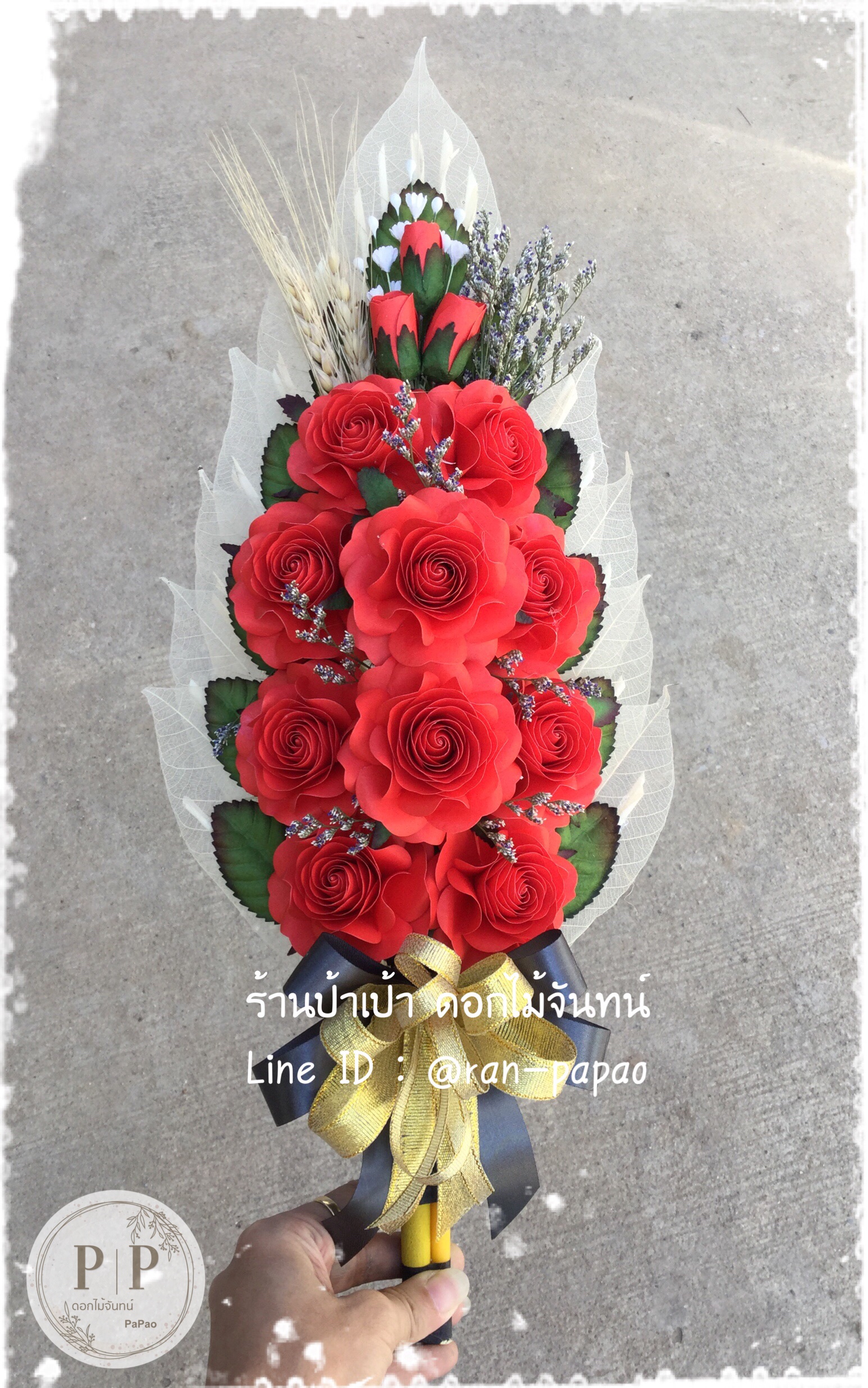 ช่อประธาน กุหลาบทิพย์ ตูม 3 บาน 10 ดอก แซมหญ้า ไซส์ใหญ่ สีแดง