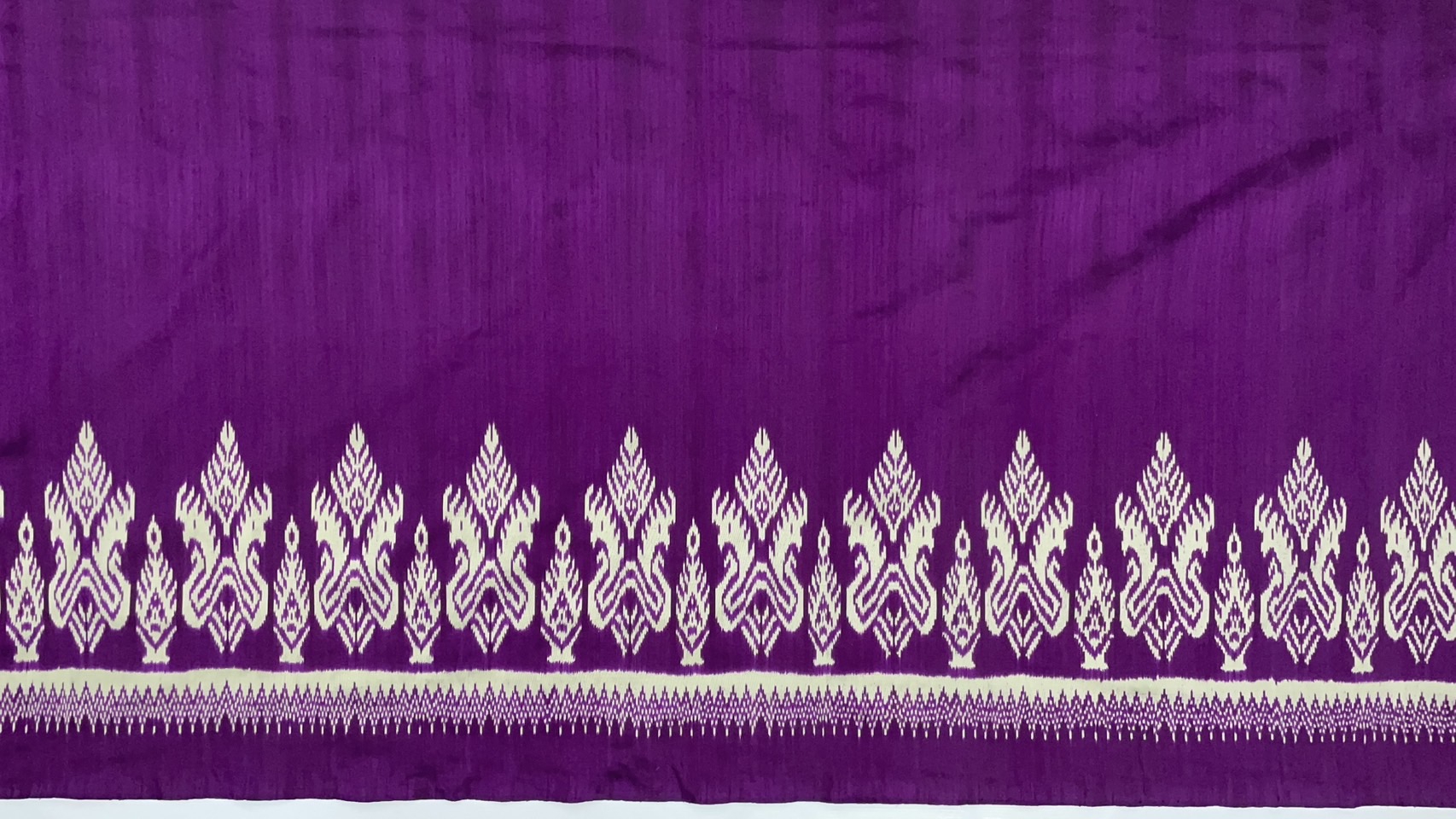 (สั่งทอ)ผ้าไหมมัดหมี่ 2ตะกอ ลายหมากเบ็ง ลายประจำจังหวัดบึงกาฬ สีม่วง มัดลายสีขาว ขนาด 1x10เมตร