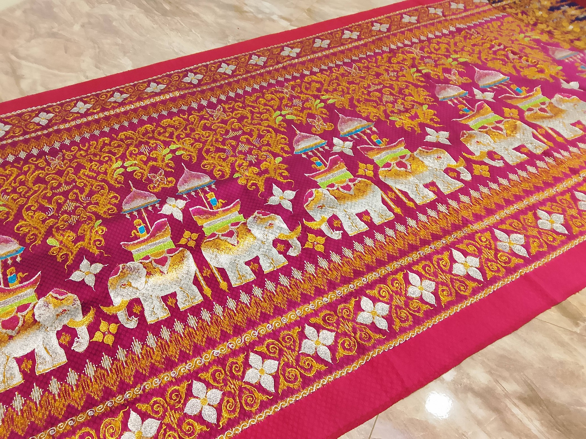 ซิ่น ผ้าไหมมัดหมี่ งานเขียนทอง ทอยกดอก ขนาด 1x2เมตร ลายช้าง มีหน้านางชายครุย พื้นสีชมพู รหัส M2A-43-0506681317