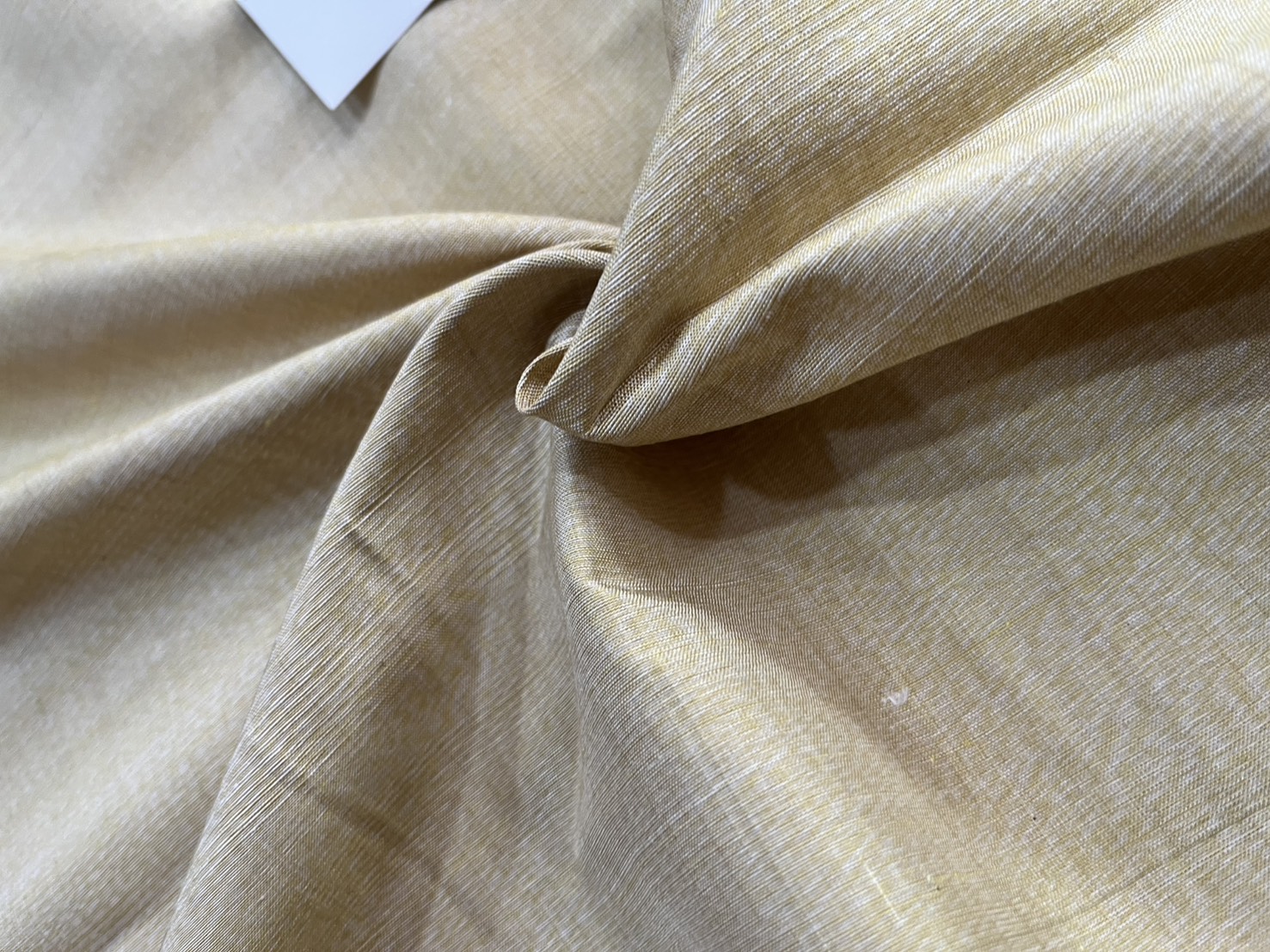 ผ้าไหมหางกระรอก ไหมบ้าน เนื้อหนา ตรานกยูง สีเหลืองครีมเบจ ตัดขายตามความยาวเมตร รหัส R1N-NY-032768101