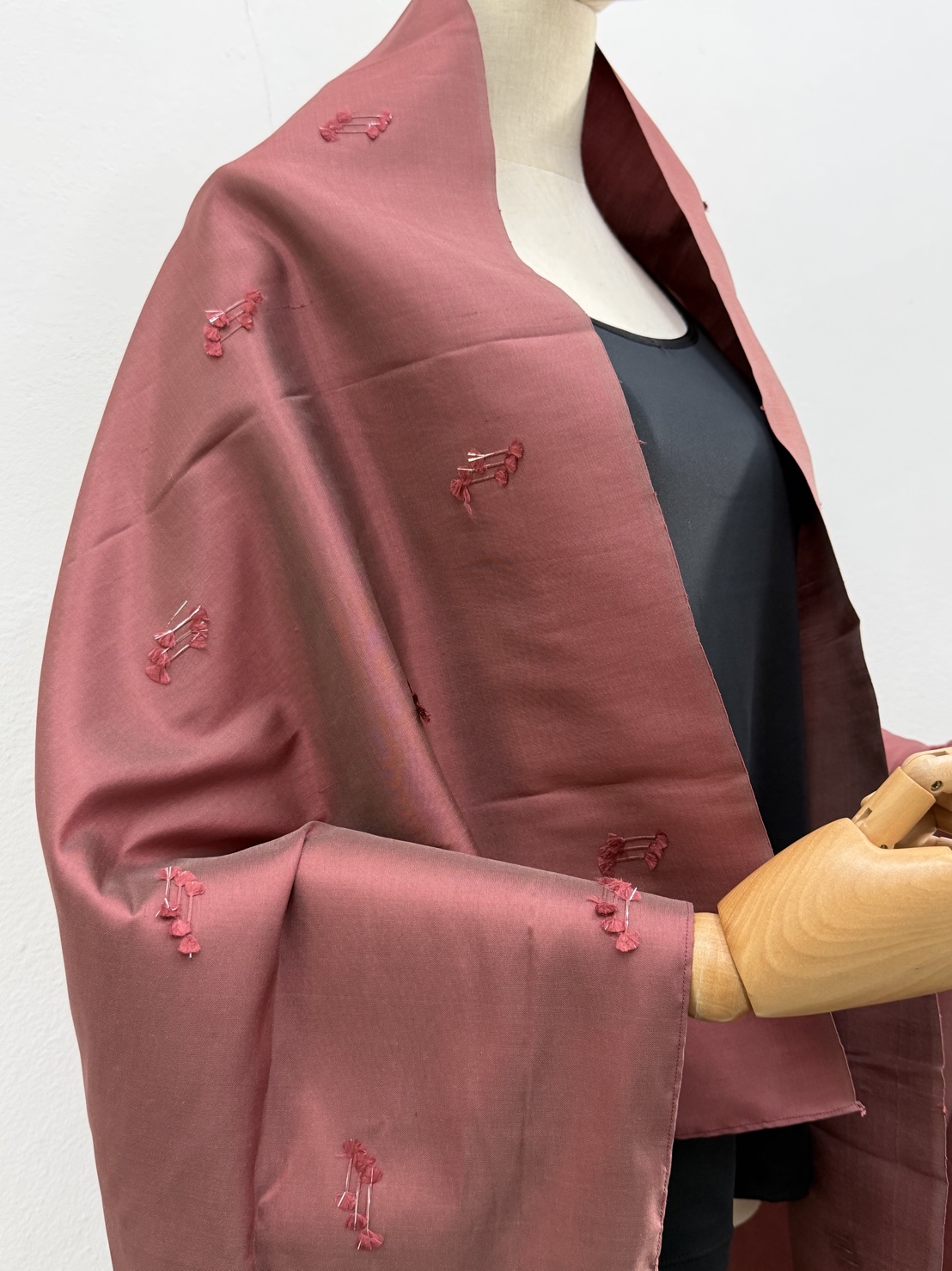 ผ้าพันคอ ลายแฟนซี ไหมแท้ แต่งลายโบว์ สีแดงอมชมพู ขนาด1เมตรx1.45เมตร รหัส MC-CT-ME-0825681