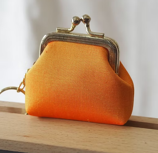 กระเป๋าสตางค์ ใส่เหรียญ ขนาด 7x7x2.5cm. สีส้มทอง GL-CT-103469