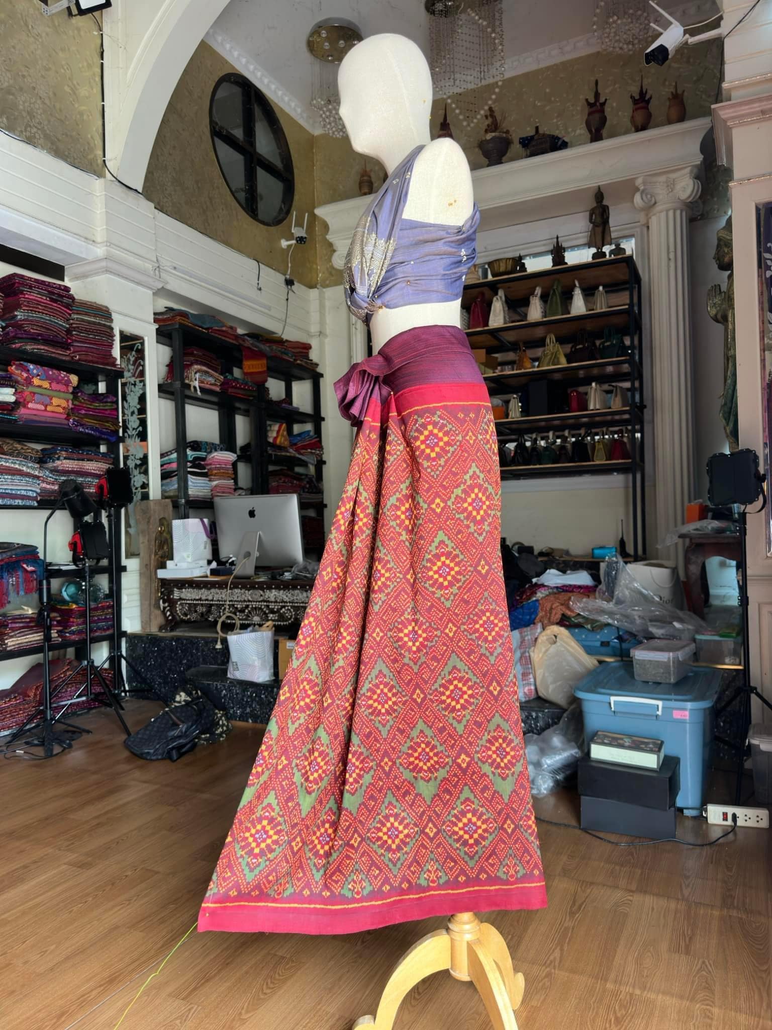 ซิ่น ไหมมัดหมี่รุ่นพิเศษ งานทอ 3ตะกอ ขนาด 115x165ซม สีม่วง รหัส N9-SIL-JA4