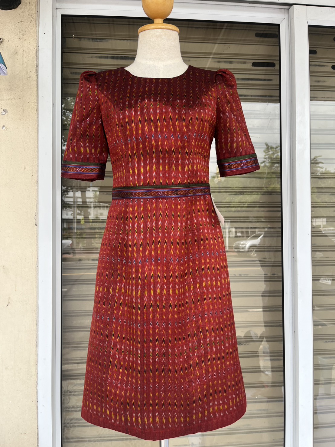 ชุดผ้าไหมตัดสำเร็จ ชุดเดรสผ้าไหมมัดหมี่ เฉดสีแดง เลือกไซส์ รหัส WR-PTS-101068