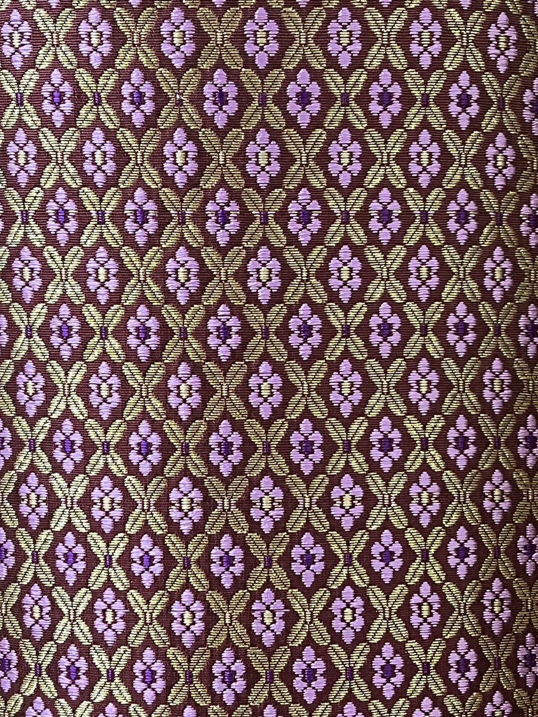 (ผ้าชุด)ผ้าไหมยกดอกลำพูน ยกดอกดิ้นเงิน ขนาด 1.03x4.37เมตร ลายดอกแก้วกัลยา พื้นสีแดง รหัส N90-29-TR0451