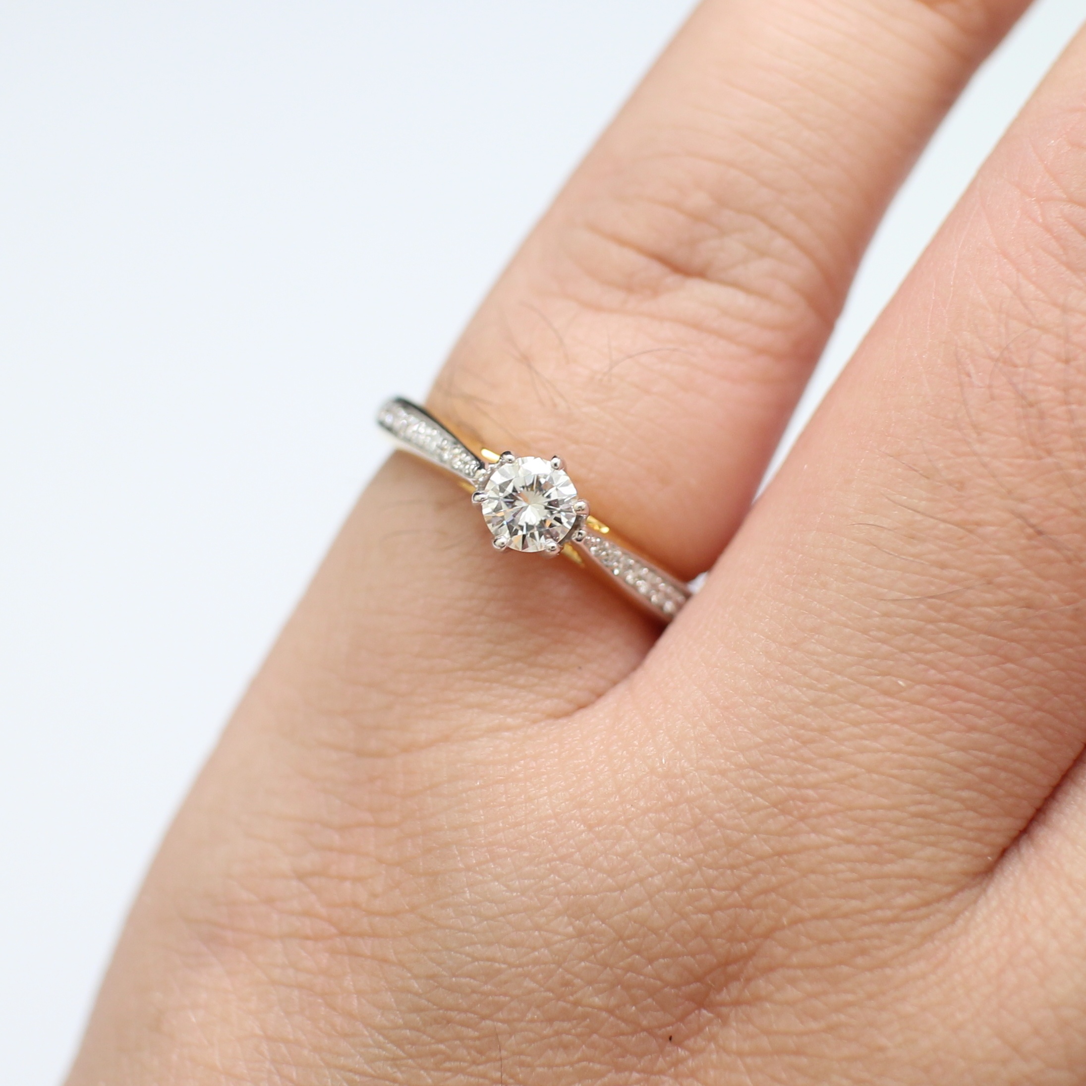 RG250596 แหวนเพชรชู 31 ตังส์ บ่าข้างเพชรแท้ 0.10 กะรัต ทองแท้ 18k นน.รวม 2.6 กรัม ขนนาดแหวน 51