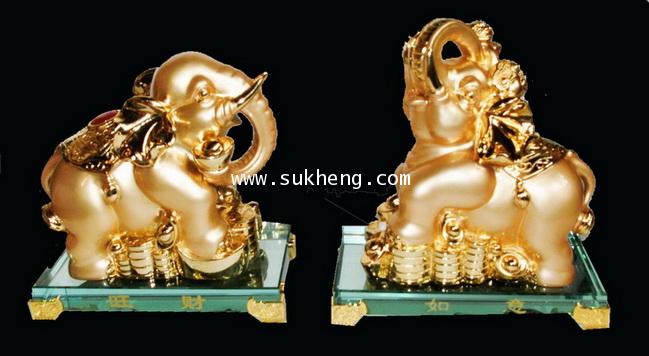 ช้างมงคลเรซิ่นสีทองบนเหรียญทองฐานคริสตัล ขนาด 8 นิ้ว