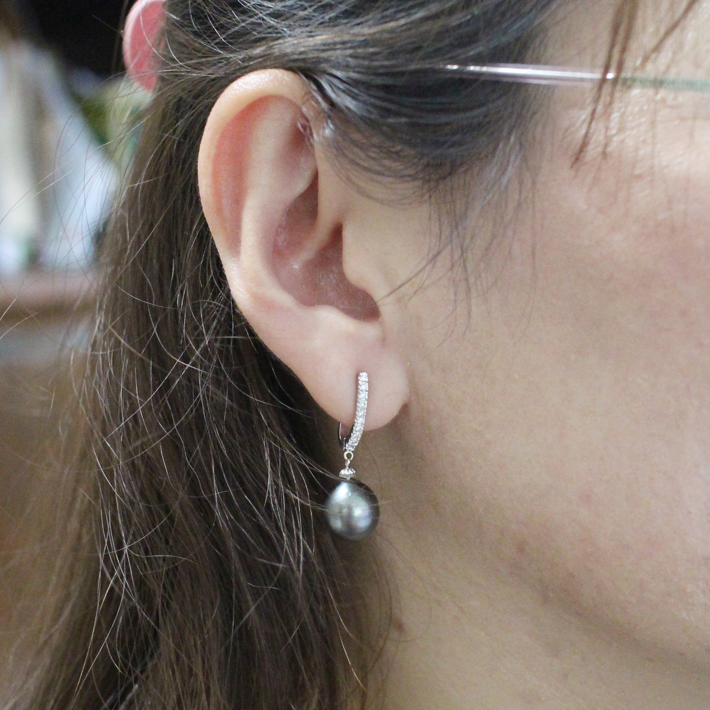 ER25141 ต่างหูเพชรห่วงตุ้งติ้งมุกเซ้าซี เพชรแท้ 20 เม็ด 0.30 กะรัต ทองแท้ 18k นน.รวม 7.1 กรัม มุกแท้ 11 มิล