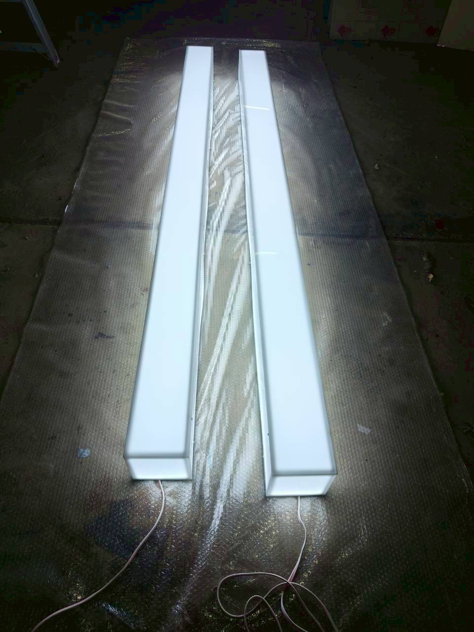 ป้ายกล่องไฟอะคริลิคแสงออกรอบตัว