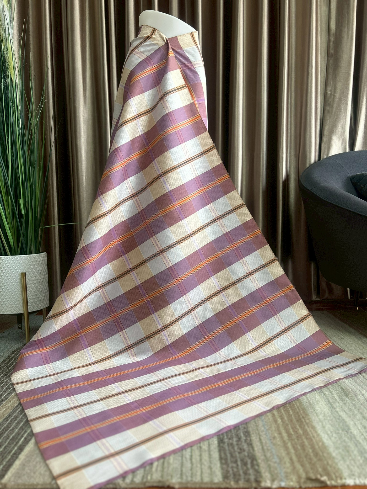 ผ้าไหมโสร่ง ทอยกดอก 6ตะกอ สีม่วงพาสเทล รหัส R1B-PK-1121681