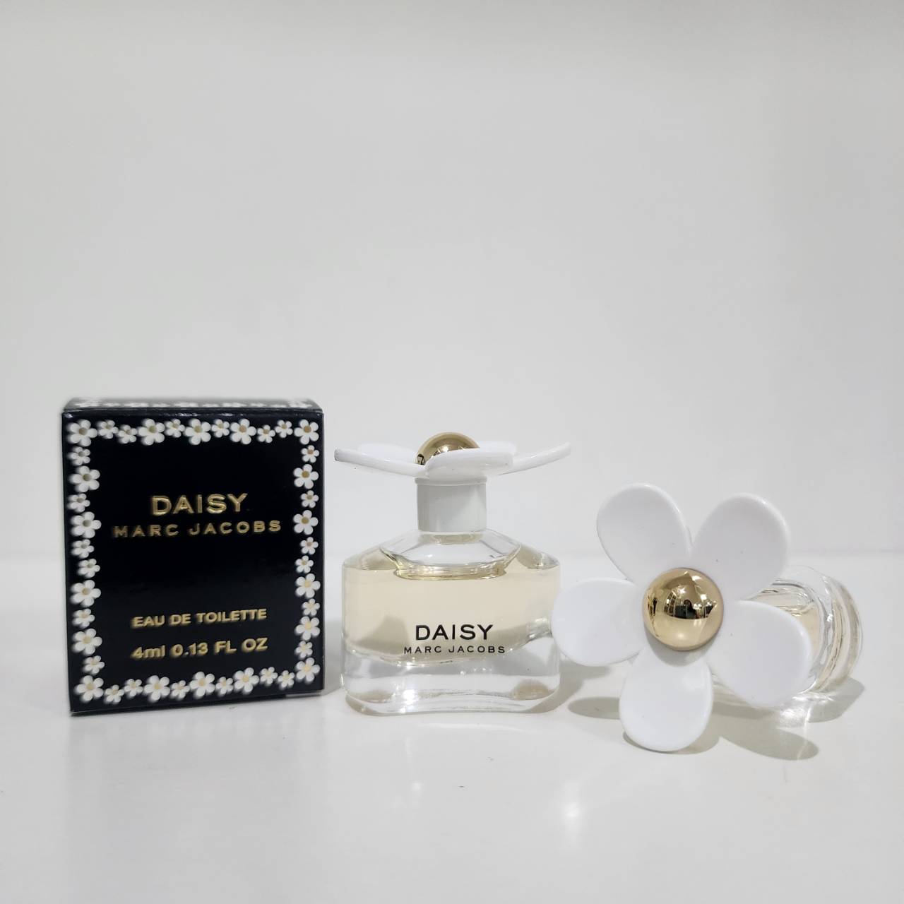 น้ำหอมจิ๋วมินิ Marc Jacobs Daisy EDT 4ml ป้ายไทย แบบแต้มมีกล่อง ( Mini Perfume น้ำหอมขนาดพกพา) น้ำหอมจิ๋วมินิ ขวดน่ารัก ตั้งโชว์ก็สวย พกพาก็สะดวก หัวแต้มตามจุดชีพจร