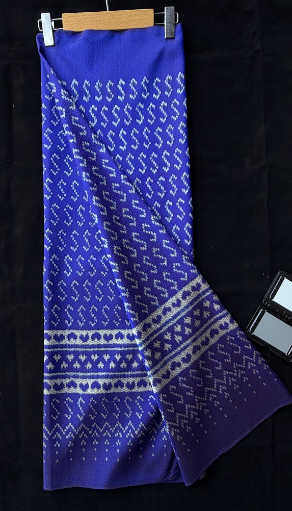 ซิ่น ผ้าไหมมัดหมี่ ทอยกดอก 6ตะกอ ขนาด 1x2 เมตร ลายขอพระราชทาน สีน้ำเงิน รหัส PCS-NY-11226816