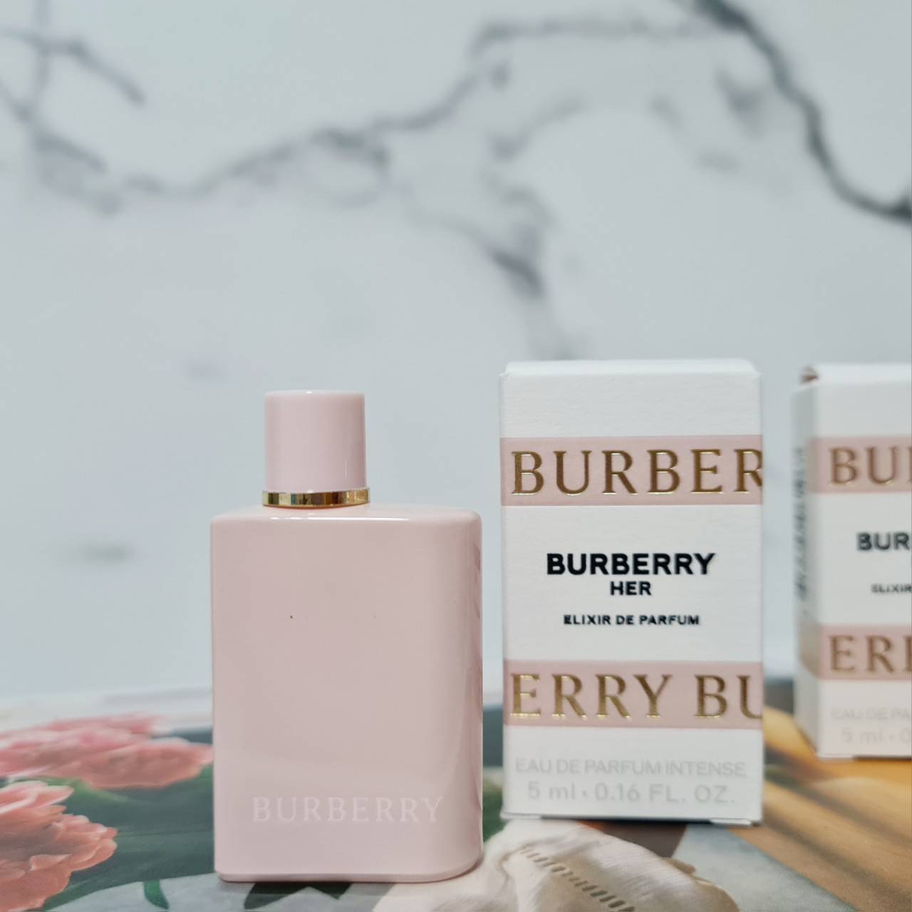 น้ำหอมจิ๋วมินิ Burberry Her Elixir EDP Intens 5mlแบบแต้มมีกล่อง ( Mini Perfume น้ำหอมขนาดพกพา) น้ำหอมจิ๋วมินิ ขวดน่ารัก ตั้งโชว์ก็สวย พกพาก็สะดวก หัวแต้มตามจุดชีพจร
