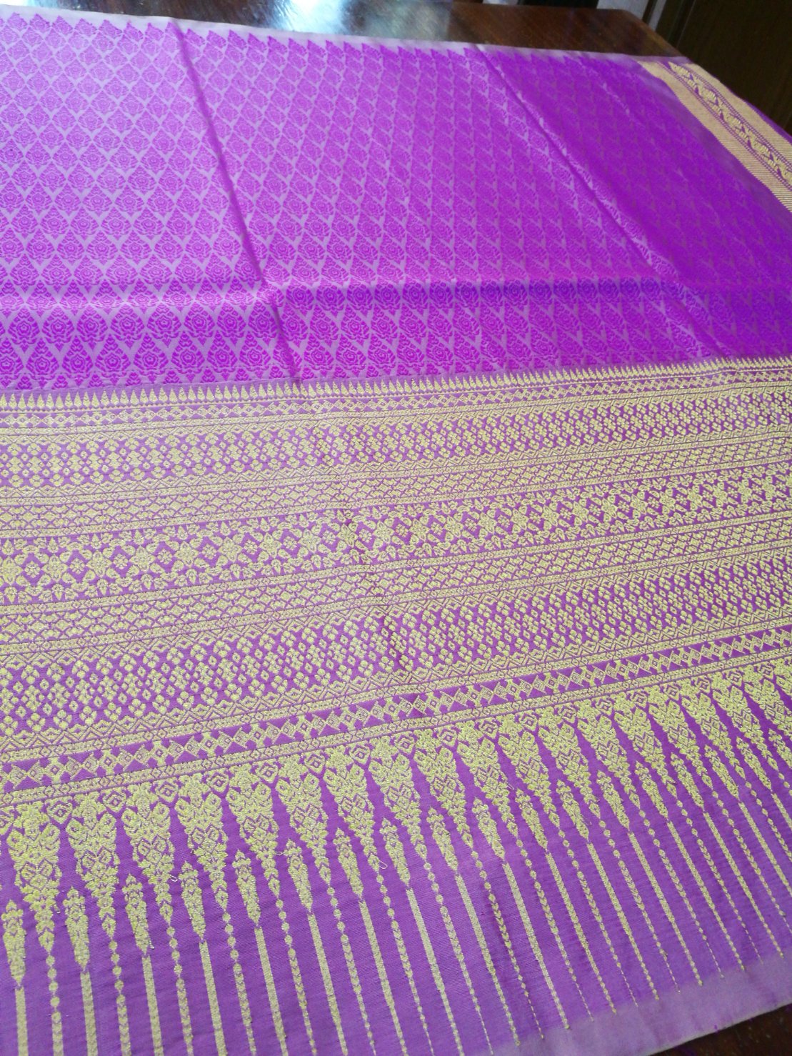 ซิ่น ผ้าไหมยกสุรินทร์ ไหมแท้ 32ตะกอ ขนาด 1x2เมตร เกาะเชิงทอง เชิงริ้ว มีหน้านาง พื้นสีม่วงชมพูเข้ม รหัส N11-NY26086515