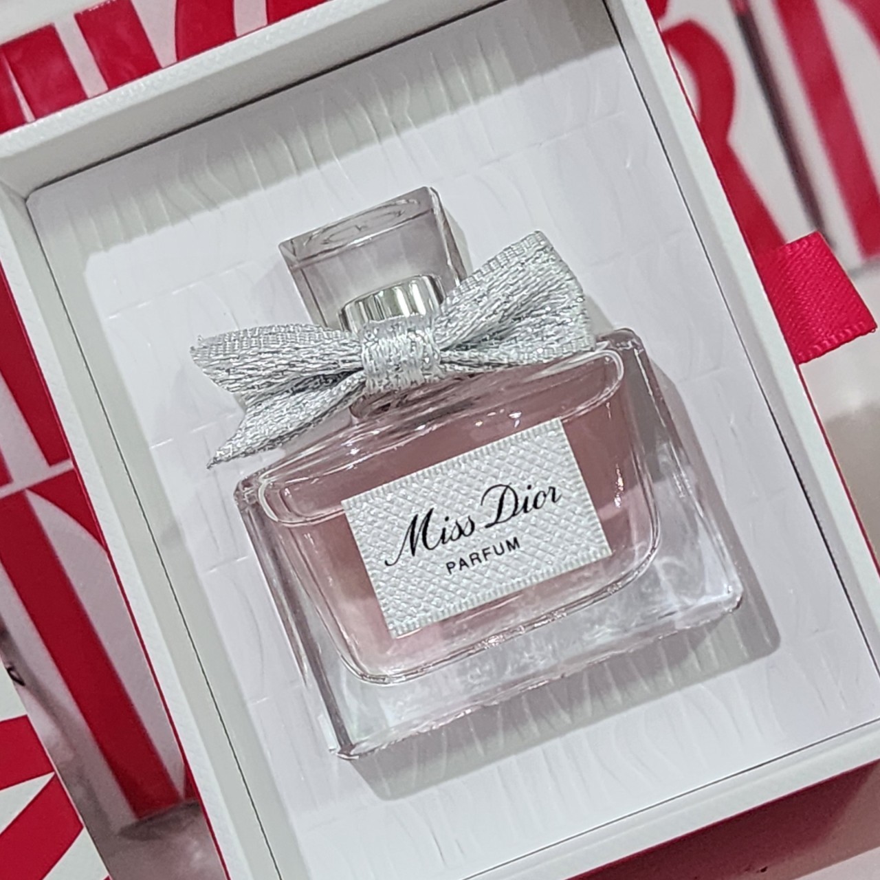 น้ำหอมจิ๋วมินิ Dior Miss Dior Parfum 5ml พร้อมกล่อง Limited สวยม๊ากๆๆ แบบแต้มมีกล่อง ( Mini Perfume น้ำหอมขนาดพกพา) น้ำหอมจิ๋วมินิ ขวดน่ารัก ตั้งโชว์ก็สวย พกพาก็สะดวก หัวแต้มตามจุดชีพจร