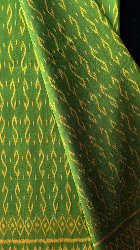 ซิ่น ผ้าไหมมัดหมี่ ไหมบ้าน 3ตะกอ ขนาด 1x2 เมตร ลายขอพระราชทาน สีเขียว รหัส PCS-NY-1122688