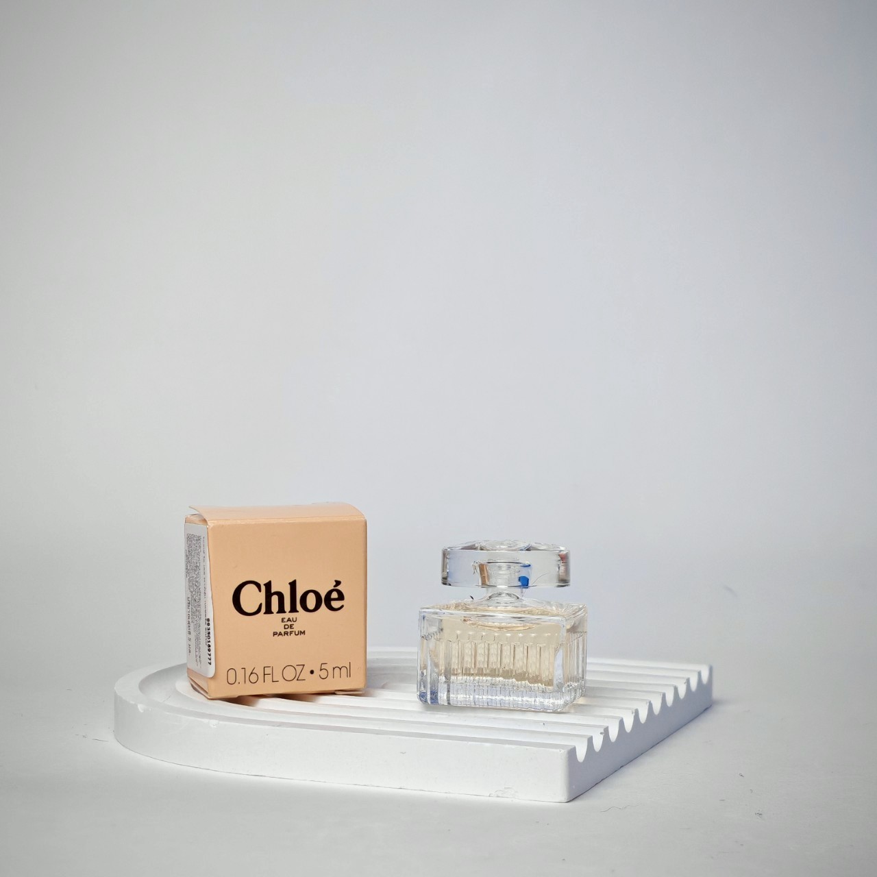 น้ำหอมจิ๋วมินิ Chloe Signature 5ml แบบแต้มมีกล่อง ( Mini Perfume น้ำหอมขนาดพกพา) น้ำหอมจิ๋วมินิ ขวดน่ารัก ตั้งโชว์ก็สวย พกพาก็สะดวก หัวแต้มตามจุดชีพจร