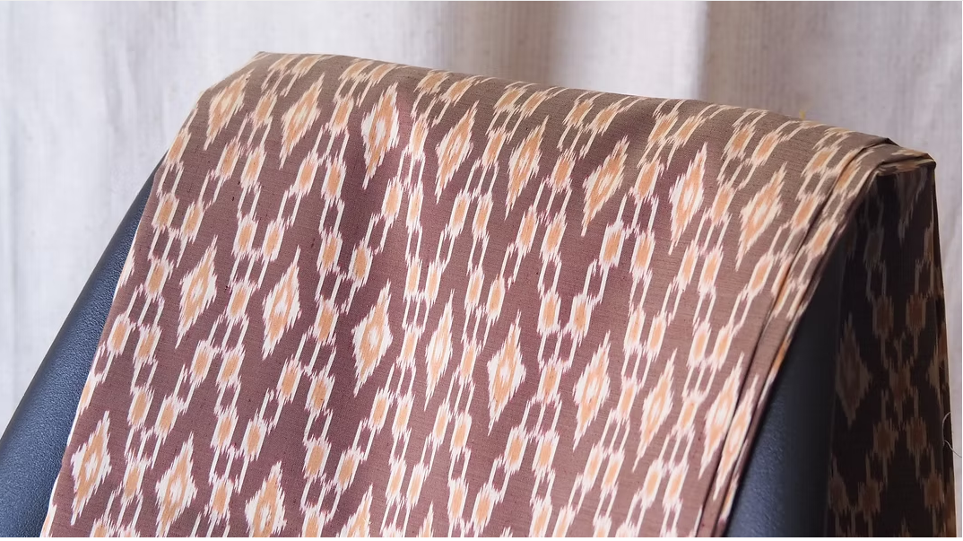 ซิ่น ผ้าไหมมัดหมี่ ไหมบ้าน ขนาด 1x2หลา พื้นสีน้ำตาล รหัส CISP-CT-102528