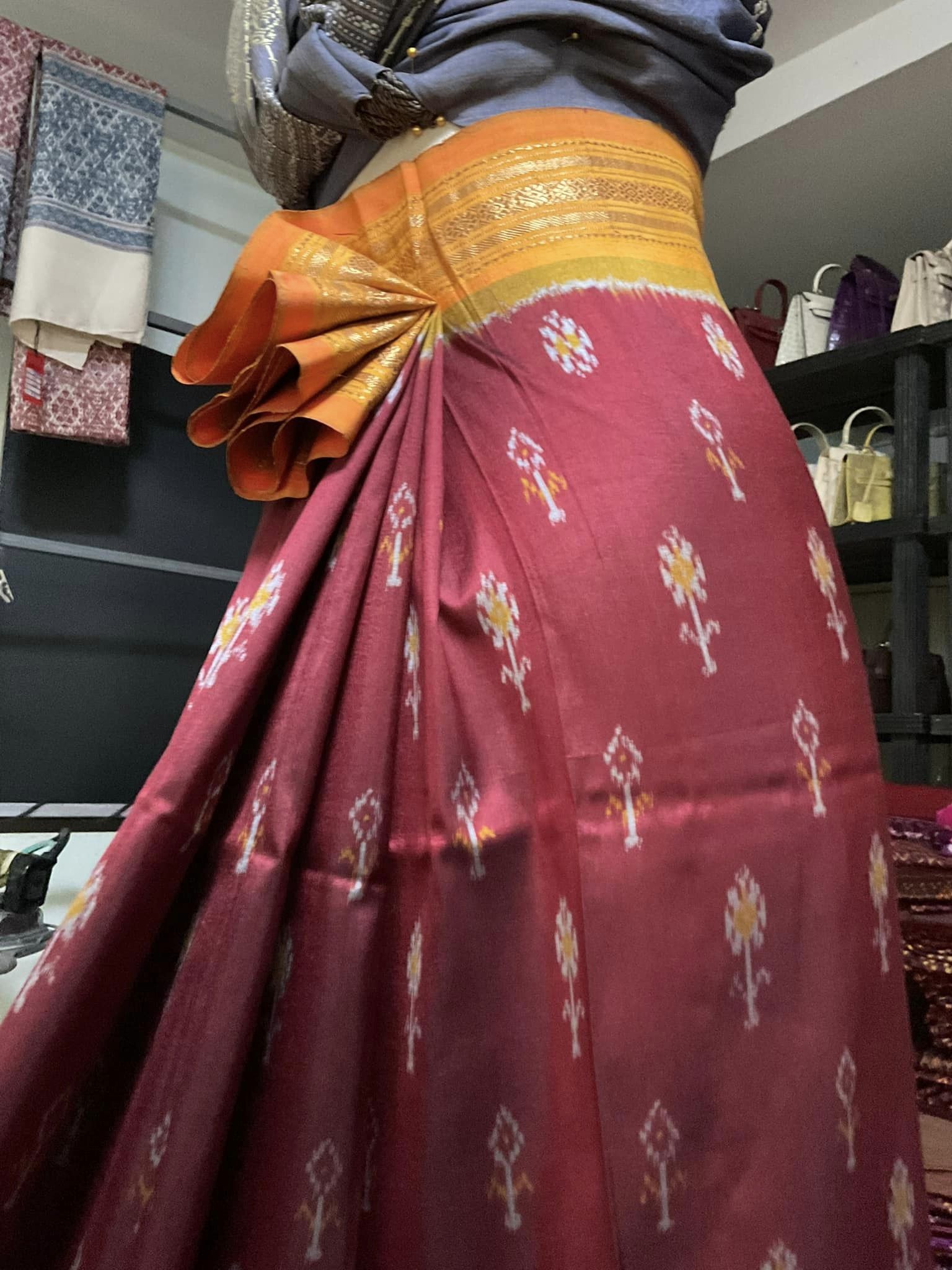 ซิ่น ผ้าปาโตล่า ไหมแท้ ขนาด 118x200ซม. พื้นสีแดง รหัส N9-SIL-1125671