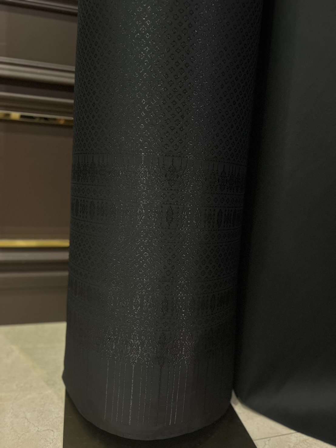 (ผ้าชุด)ผ้าไหมยกดอกลำพูน ยกดอกดิ้นดำ ขนาด 1.01x4.30เมตร ลายดอกลำดวน พื้นสีดำ รหัส N90-29-R0033