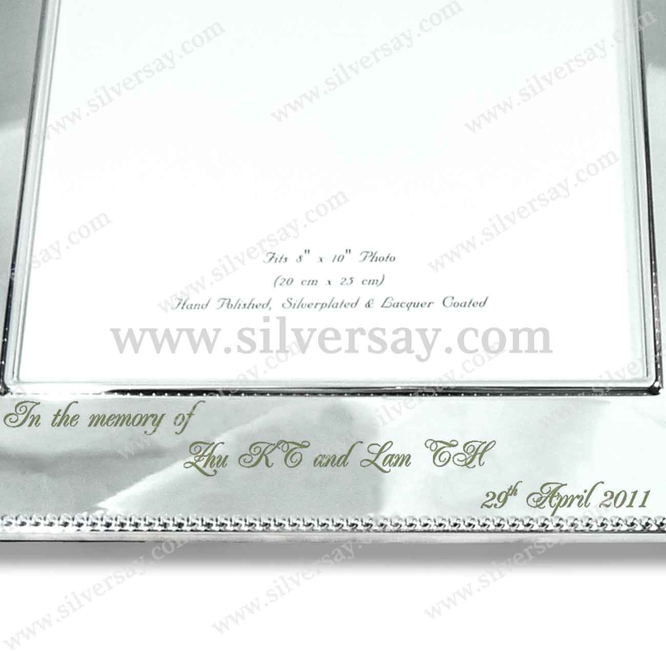 สลักชื่อและข้อความ "In the memory of.." บนกรอบรูป