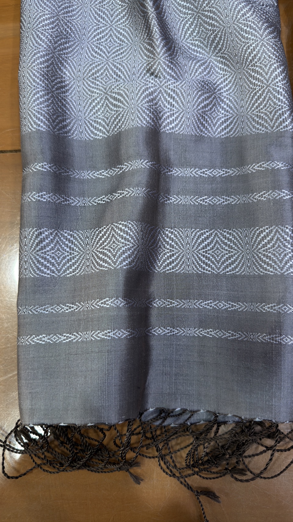 ผ้าคลุมไหล่ผ้าไหม ไหมแท้ ยกดอกลีลาวดี เนื้อละเอียด ขนาด 63x200ซม. สีเทาเข้ม รหัส ZYG-AA-111868174