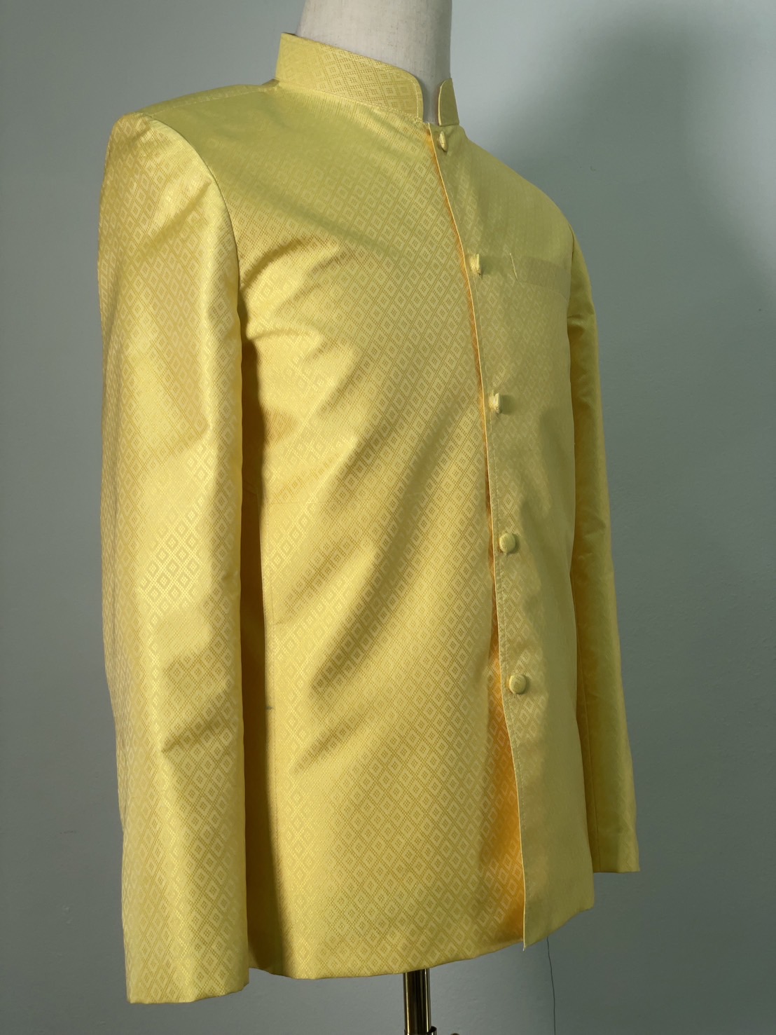 เสื้อสูทไหมคอพระราชทาน แขนยาว เนื้อยกดอก ไหมแท้ สีเหลือง Size M รหัส DM-AA-0122681