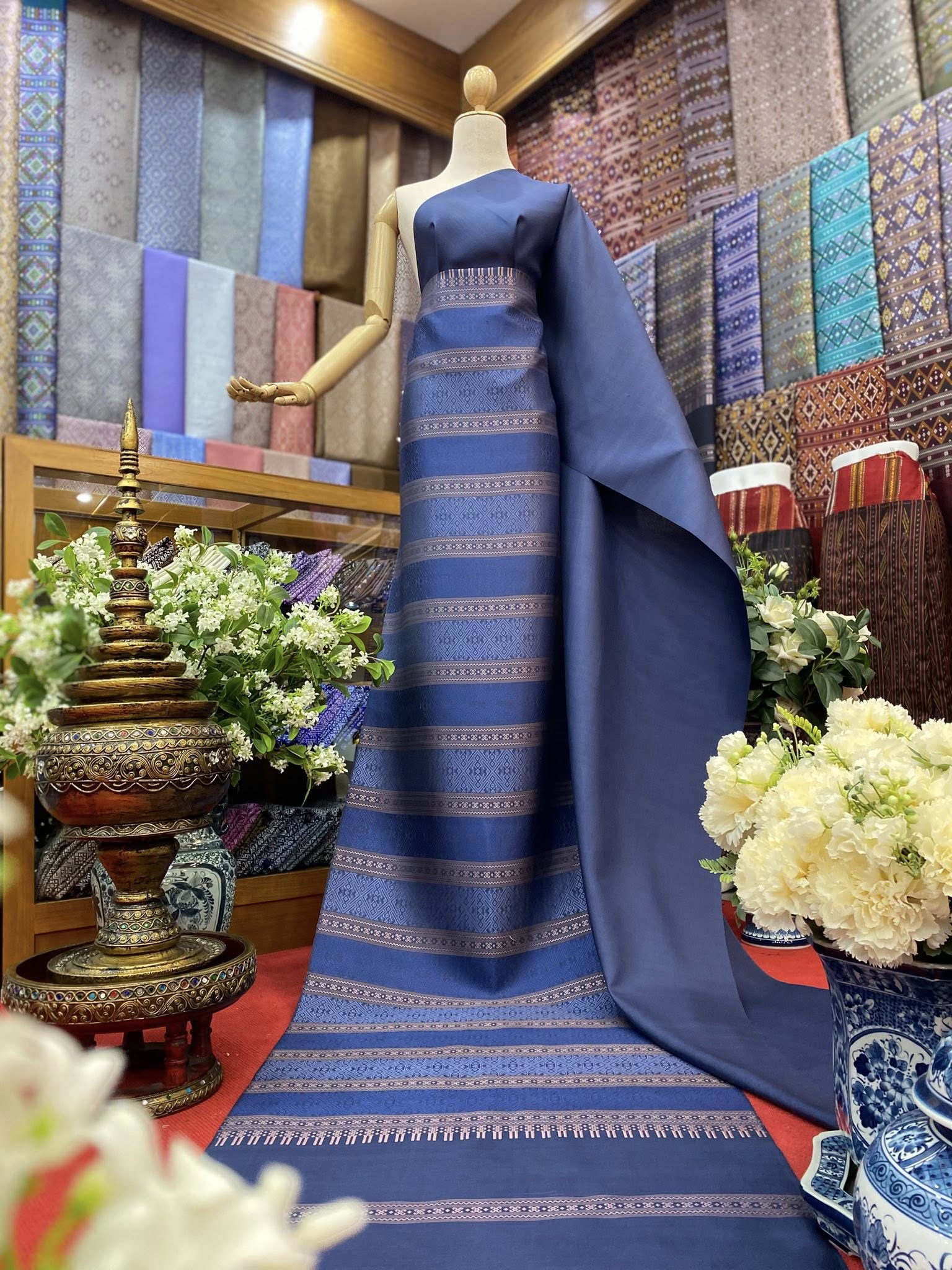 (ผ้าชุด)ไหมแพรวา ตัดชุดลายล่วงสามสี ขนาด 63x500ซม (ลาย 2.3เมตร+สีพื้น 2.7เมตร) สีน้ำเงินกรม รหัส P10-BM-0905684