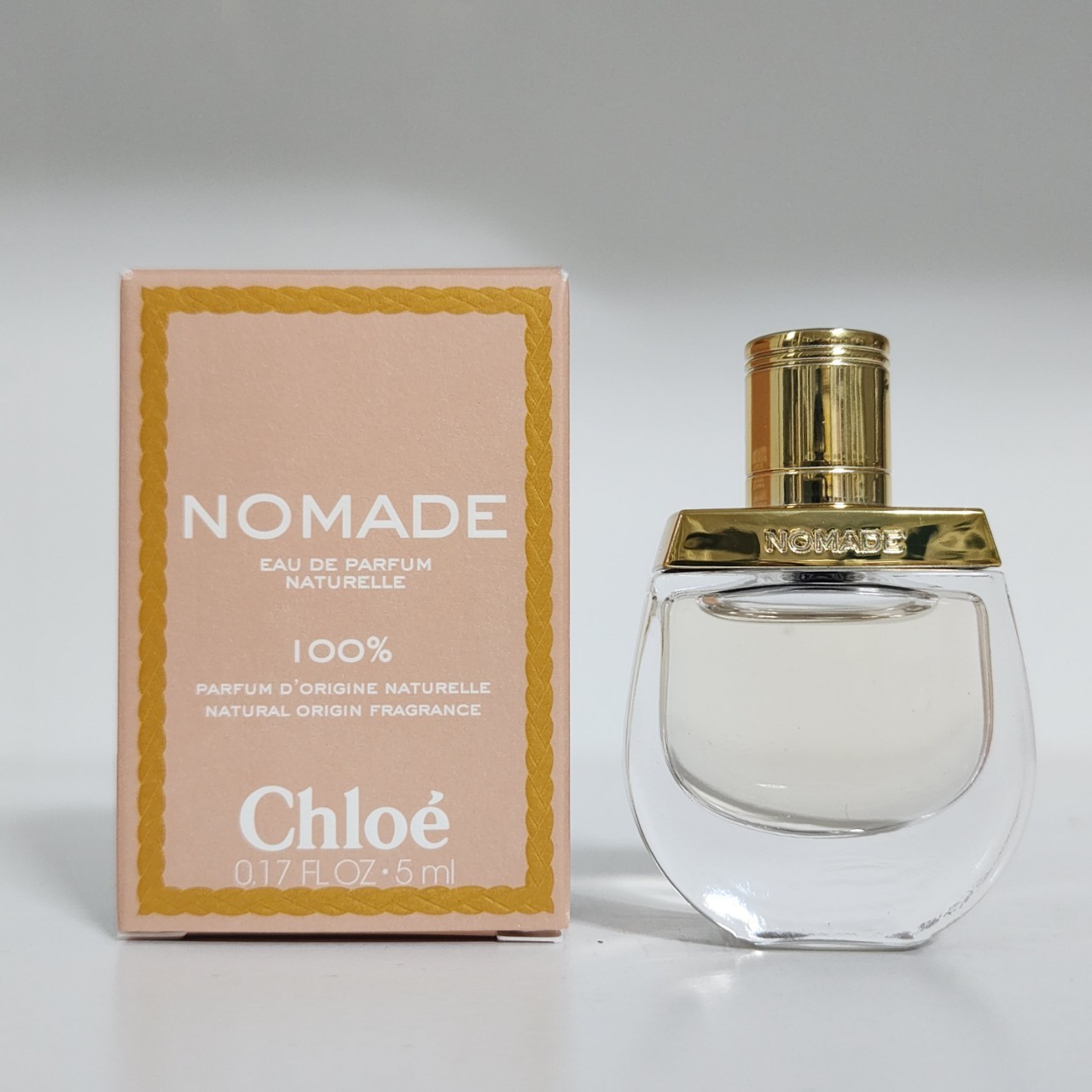 น้ำหอมจิ๋วมินิ Chloe Nomade Naturelle Eau De Parfum EDP Natural Origin Fragrance 5ml แบบแต้มมีกล่อง ( Mini Perfume น้ำหอมขนาดพกพา) น้ำหอมจิ๋วมินิ ขวดน่ารัก ตั้งโชว์ก็สวย พกพาก็สะดวก หัวแต้มตามจุดชีพจร