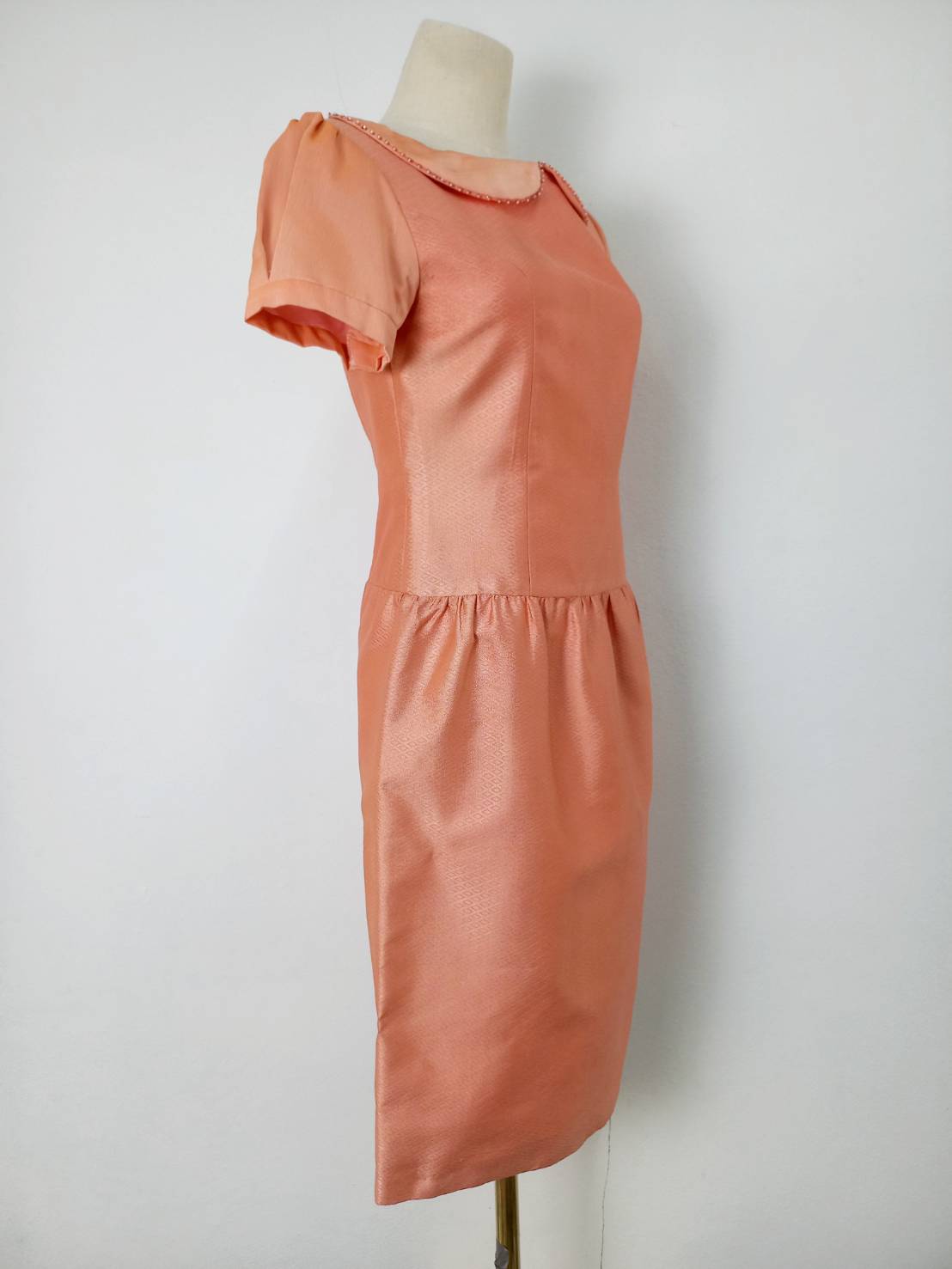 แบบตัดชุด ชุดเดรสผ้าไหม ปักลูกปัดที่คอ (ไม่รวมผ้า) รหัส CUT-ST-0320681039