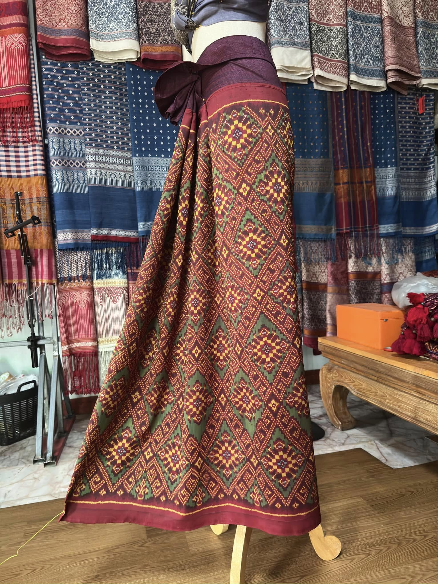 ซิ่น พระตะบอง ผ้าจามทอสามตะกอ ขนาด 115x165ซม พื้นสีม่วงแดง รหัส N9-SIL-AJ5