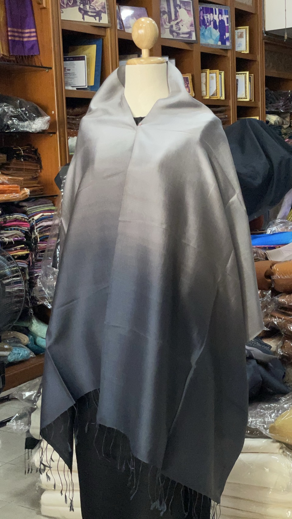 ผ้าคลุมไหล่ผ้าไหม สไลด์สี เนื้อเรียบ ขนาด 60x200ซม. สีเทา-สีเทาเข้ม รหัส ZYE-AA-1114682