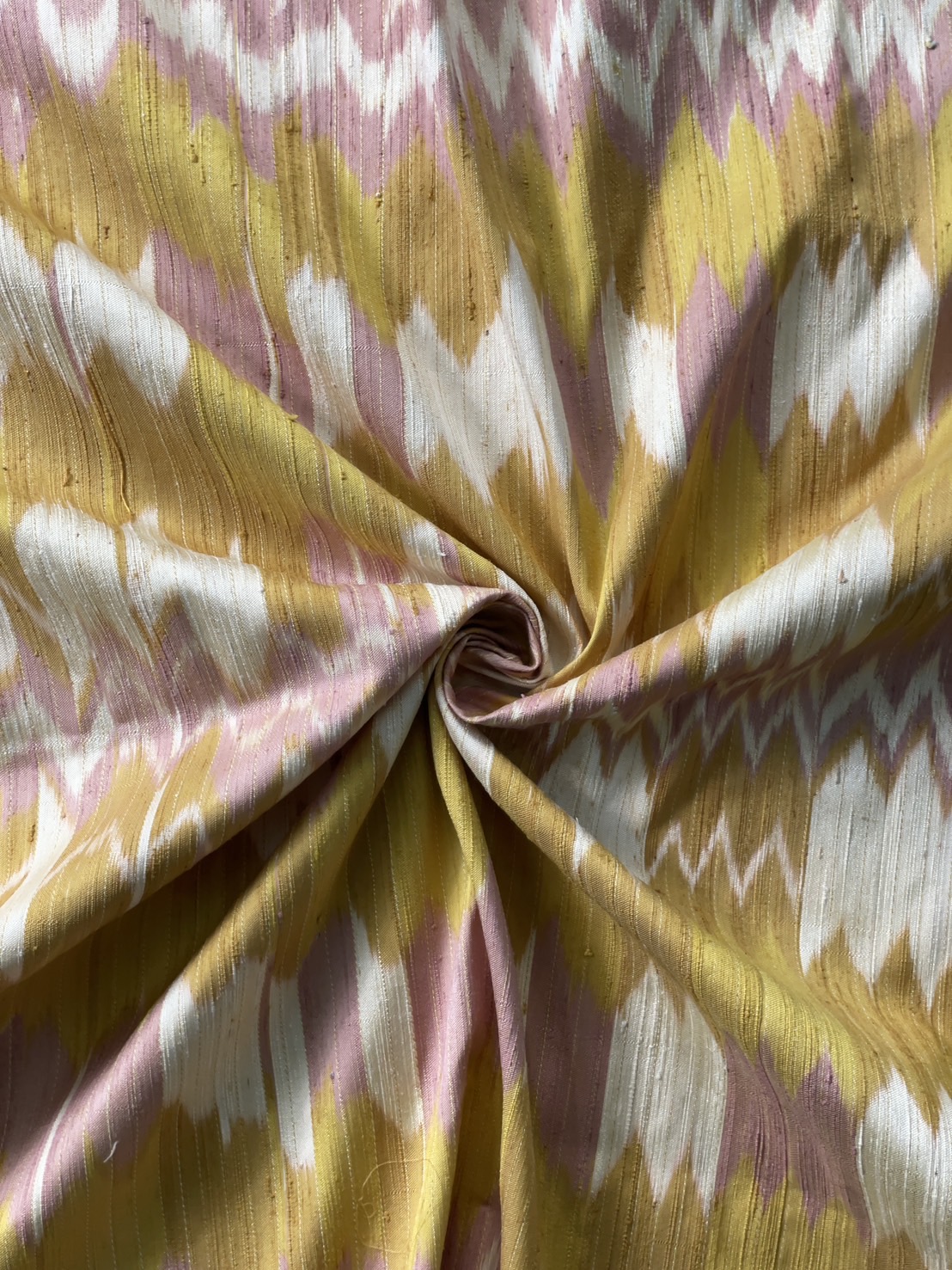 ผ้าไหมลายพิเศษ มัดหมี่เนื้อหนา ไหมแท้ สีธรรมชาติ ลายโมเดิร์นโฮล สีเขียวอมเหลืองแทรกชมพูครีม เลือกตามขนาด รหัส MMFZ-131