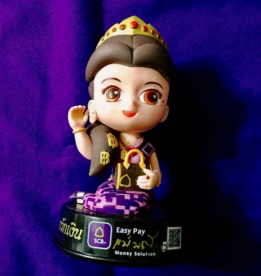 "ไม่พูดมากเจ็บคอ" ตุ๊กตาแม่มณีแท้ กวักเงินกวักทอง จาก SCB มือ 1 ชัวส์ เป็นรุ่นที่ 2 รับประกันความเนี๊ยบ มีจำนวนจำกัดนะ
