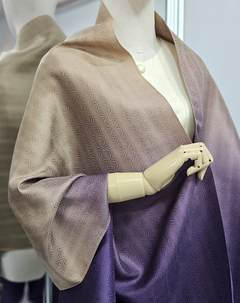 ผ้าคลุมไหล่ไหม ยกดอกลีลาวดี ไล่เฉดสี ขนาด 65x200ซม. สีม่วง-สีกาแฟ รหัส ZYE-TT-1023681