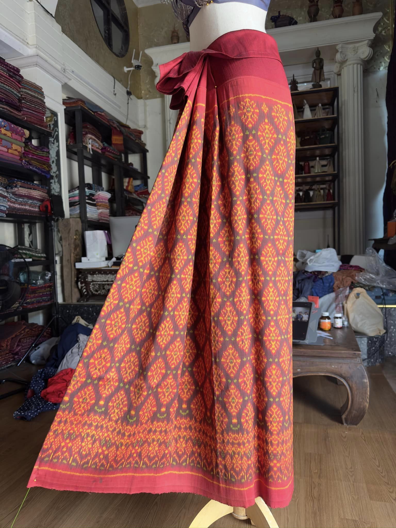 ซิ่น ไหมพระตะบอง มัดหมี่ 3ตะกอ ขนาด 115x170ซม ลายกูมเพิง สีส้มเหลือง รหัส N9-SIL-JJ31