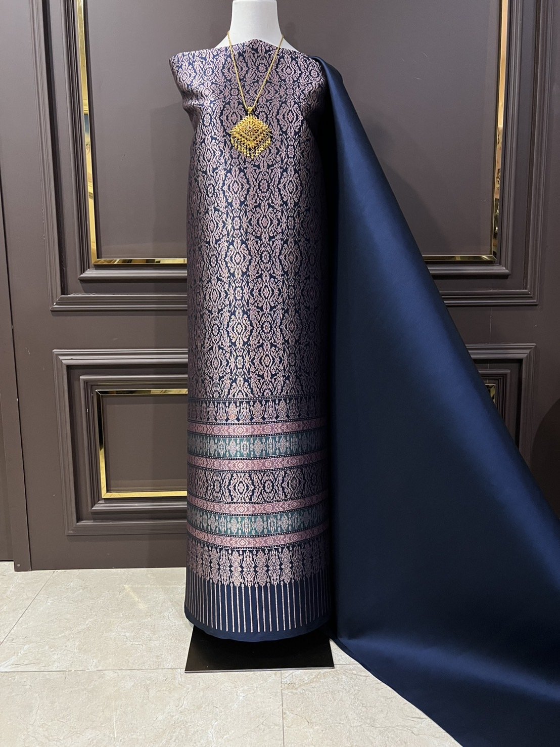 (ผ้าชุด)ผ้าไหมยกดอกลำพูน เกาะเชิงดิ้นโรสโกลด์ ขนาด 1.03x4.34เมตร ลายอินเดีย พื้นสีกรมท่า รหัส N90-29-TR0491