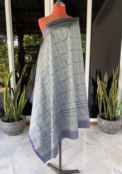 ซิ่น ผ้าไหมมัดหมี่ ทอยกดอกลูกแก้ว สีธรรมชาติ ขนาด 1x2เมตร ลายมะเขือ พื้นสีเทาคราม รหัส L9A-30-1031684