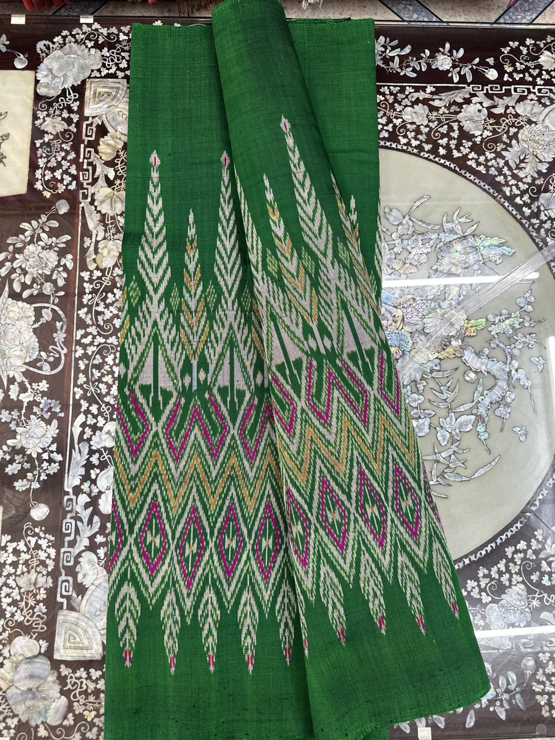 ซิ่น ผ้าไหมมัดหมี่ เนื้อไหมบ้านไหมแท้ 3ตะกอ ขนาด 95ซม.x190ซม. ลายนาคชูสน พื้นสีเขียว รหัส R2Q-ST-12116814