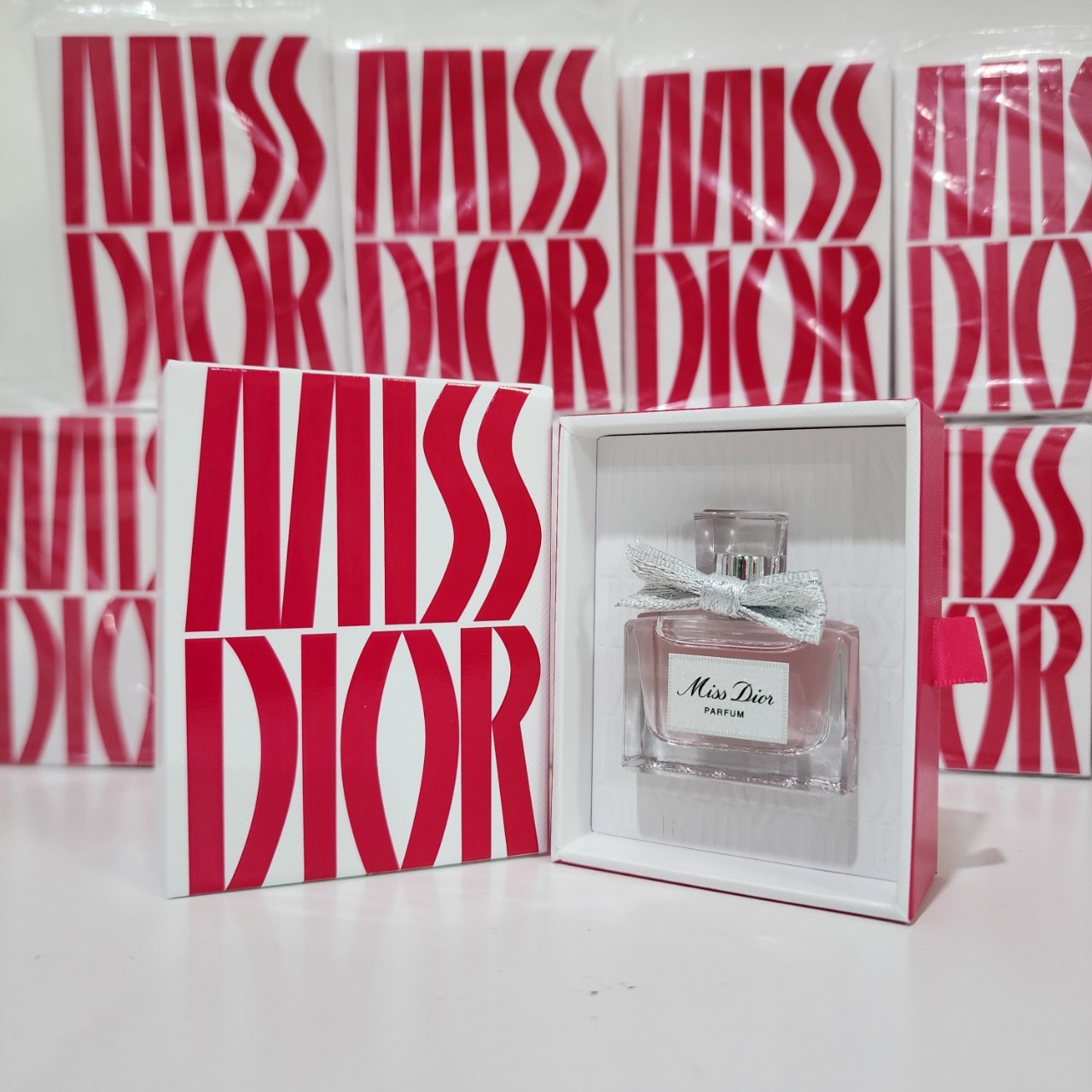 น้ำหอมจิ๋วมินิ Dior Miss Dior Parfum 5ml พร้อมกล่อง Limited สวยม๊ากๆๆ แบบแต้มมีกล่อง ( Mini Perfume น้ำหอมขนาดพกพา) น้ำหอมจิ๋วมินิ ขวดน่ารัก ตั้งโชว์ก็สวย พกพาก็สะดวก หัวแต้มตามจุดชีพจร